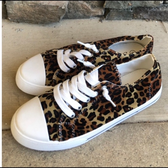 🌼 LEOPARD PRINT SNEAKERS 🌼 - Picture 3 of 4